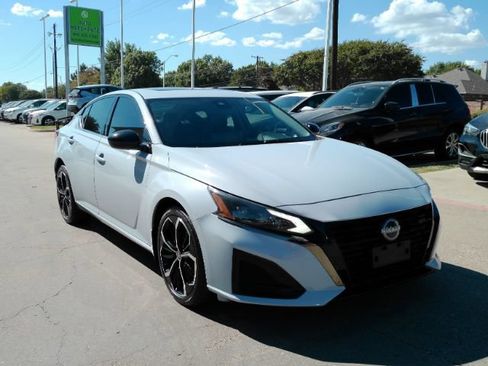 Used 2023 Nissan Altima 2.5 SR w/ SR Premium Package AWD/4WD image 4