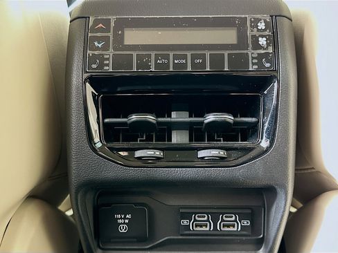 Used 2022 Jeep Grand Cherokee L Limited w/ Luxury Tech Group II image 27