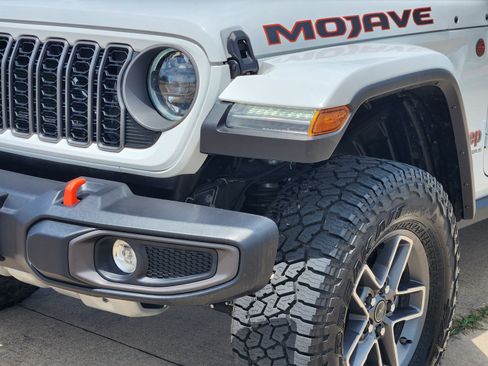 Used 2025 Jeep Gladiator Mojave w/ Convenience Group AWD/4WD image 9