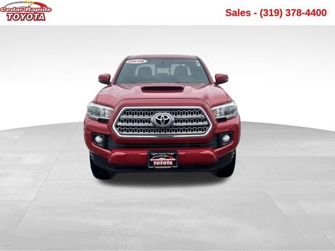 Used 2016 Toyota Tacoma TRD Sport image 9