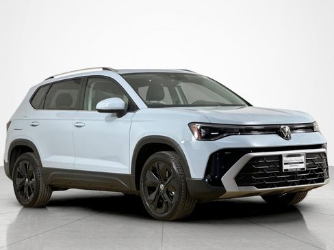 Used 2025 Volkswagen Taos SE w/ Panoramic Sunroof Package FWD image 7