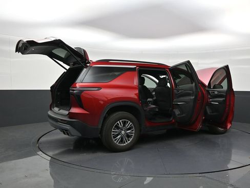 Used 2025 Chevrolet Traverse LT FWD image 28