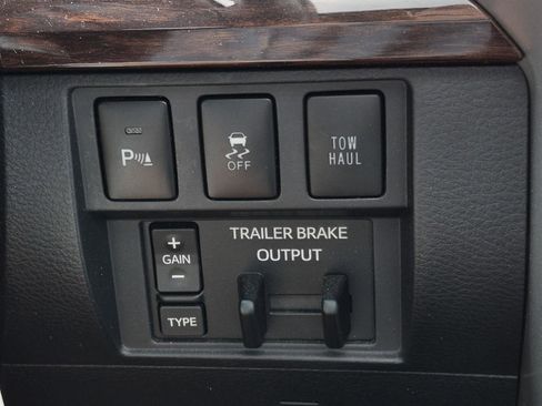 Used 2017 Toyota Tundra Limited w/ Limited Premium Package AWD/4WD image 32