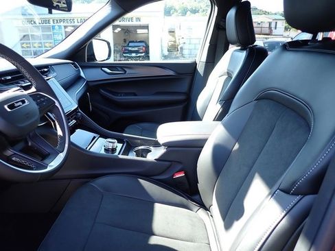 New 2025 Jeep Grand Cherokee Altitude image 12