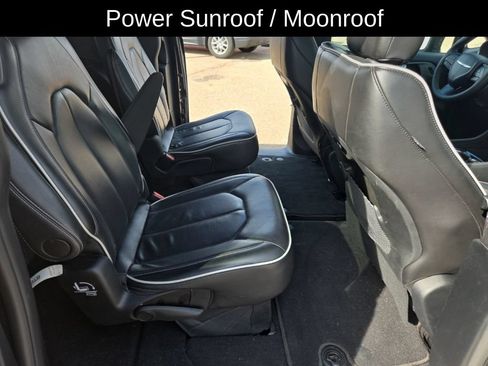 Used 2025 Chrysler Pacifica Limited FWD image 8