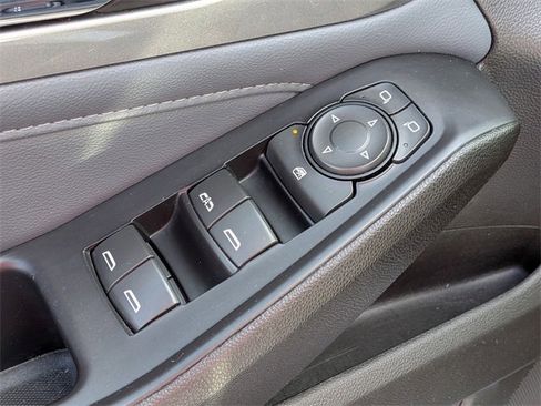 Used 2021 Chevrolet Traverse LT image 14