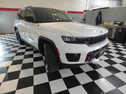 Used 2022 Jeep Grand Cherokee Trailhawk w/ Advanced Protech Group II AWD/4WD image 3