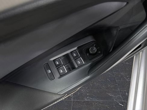 Used 2025 Volkswagen Jetta SE w/ Sunroof Package image 27