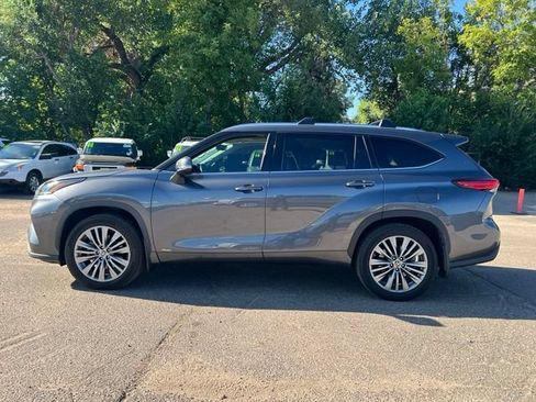 Used 2022 Toyota Highlander Platinum AWD/4WD image 2