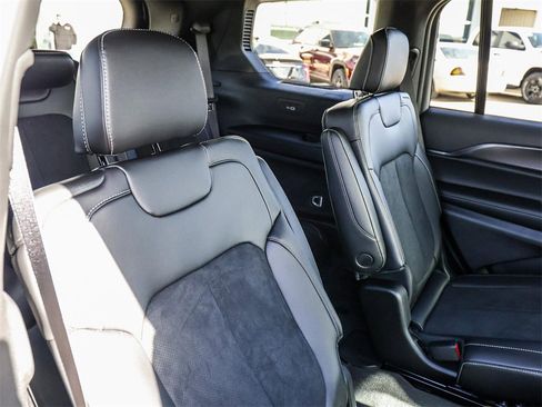 New 2025 Jeep Grand Cherokee L Altitude image 23