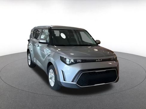 Used 2025 Kia Soul LX w/ LX Technology Package FWD image 3