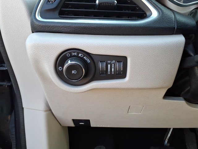 Used 2020 Chrysler Pacifica Limited FWD image 16
