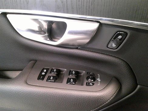 Used 2020 Volvo XC90 T6 Momentum w/ Protection Package Premier image 44