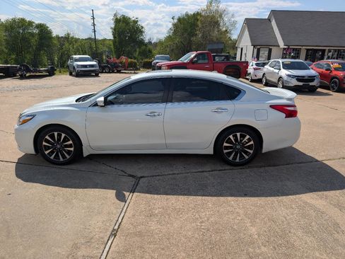 Used 2016 Nissan Altima 2.5 SL w/ Moonroof Package image 8