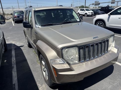 Used 2011 Jeep Liberty Limited AWD/4WD image 2