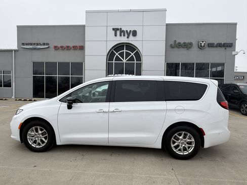 Used 2024 Chrysler Pacifica Touring-L image 35