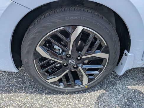 New 2025 Nissan Versa SR w/ Trunk Package image 11