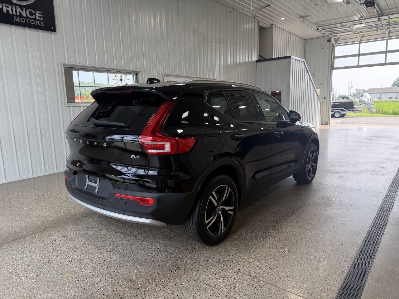 Used 2023 Volvo XC40 B4 Core FWD image 4