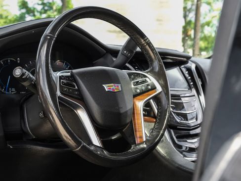 Used 2018 Cadillac Escalade ESV Luxury RWD image 14