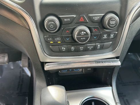 Used 2018 Jeep Grand Cherokee Laredo AWD/4WD image 33