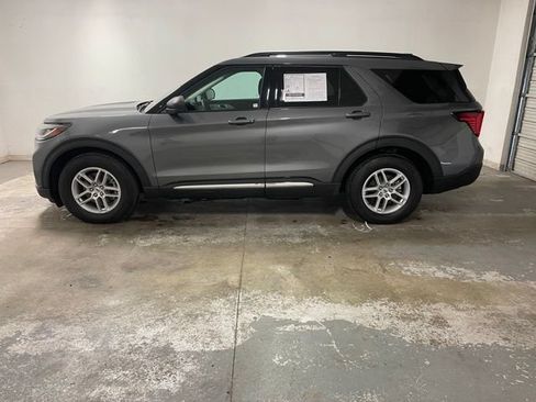 Used 2025 Ford Explorer Active w/ Active Comfort Package RWD image 5