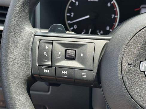 Used 2022 Nissan Rogue S image 16
