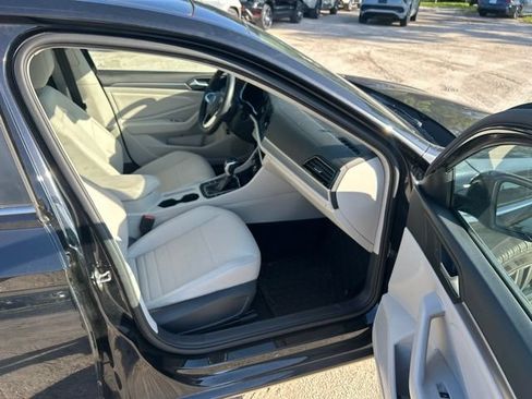 Used 2023 Volkswagen Jetta SE FWD image 9