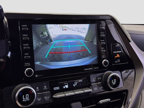 Used 2022 Toyota Highlander LE image 9