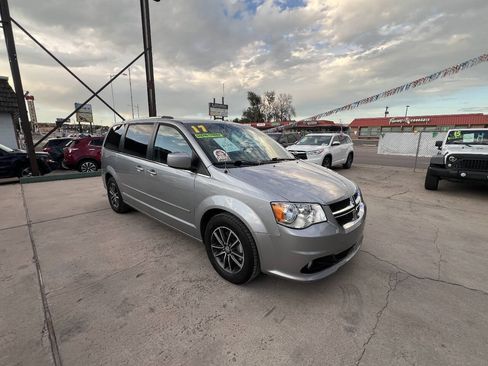 Used 2017 Dodge Grand Caravan SXT FWD image 3