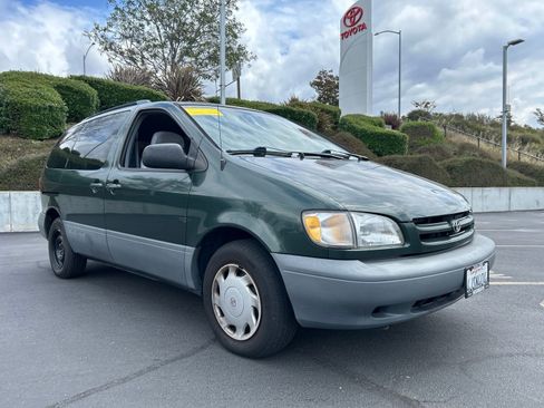 Used 2000 Toyota Sienna LE FWD image 1