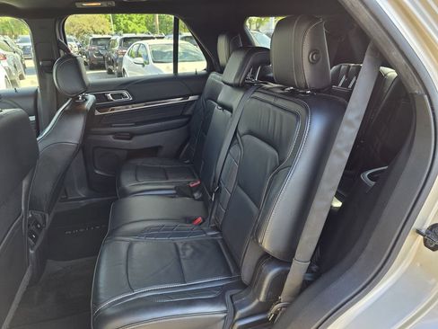 Used 2017 Ford Explorer Platinum image 16