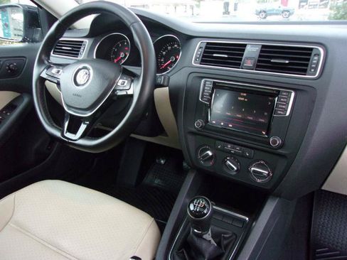 Used 2017 Volkswagen Jetta SE FWD image 23