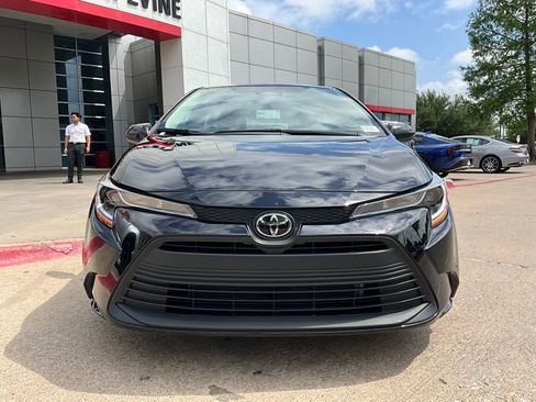 Used 2025 Toyota Corolla LE image 3