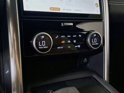 Used 2024 Land Rover Discovery Dynamic SE AWD/4WD image 16