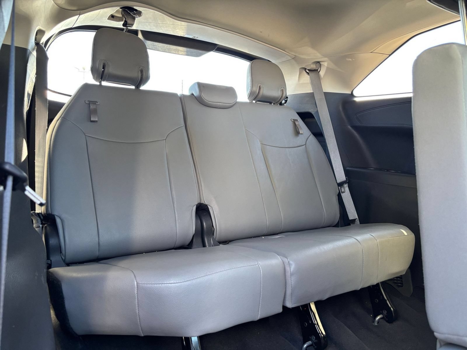 Used 2025 Toyota Sienna XLE FWD image 30