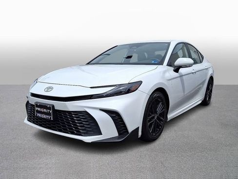 Used 2025 Toyota Camry SE FWD image 1