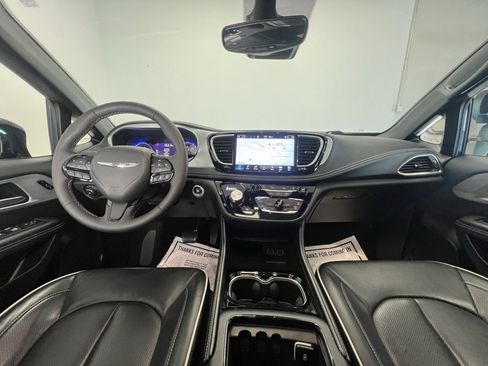 Used 2025 Chrysler Pacifica Limited image 12