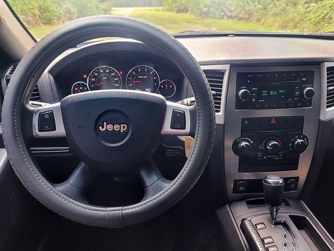 Used 2010 Jeep Grand Cherokee Laredo image 31