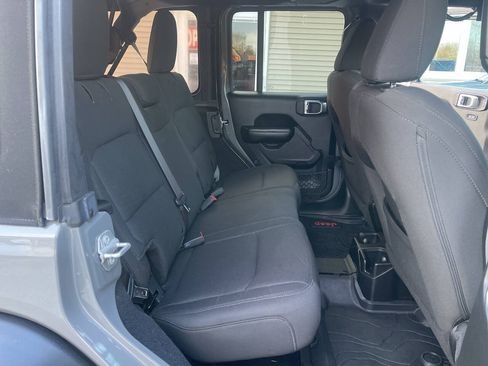Used 2018 Jeep Wrangler Unlimited Sport S AWD/4WD image 22