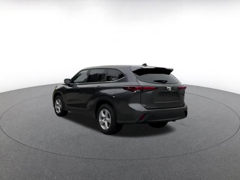 Used 2025 Toyota Highlander LE image 9