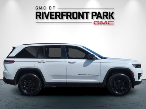 Used 2024 Jeep Grand Cherokee Altitude AWD/4WD image 2