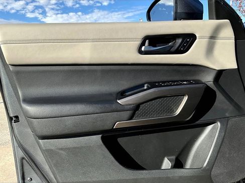 Used 2022 Nissan Pathfinder Platinum w/ Cargo Package image 16