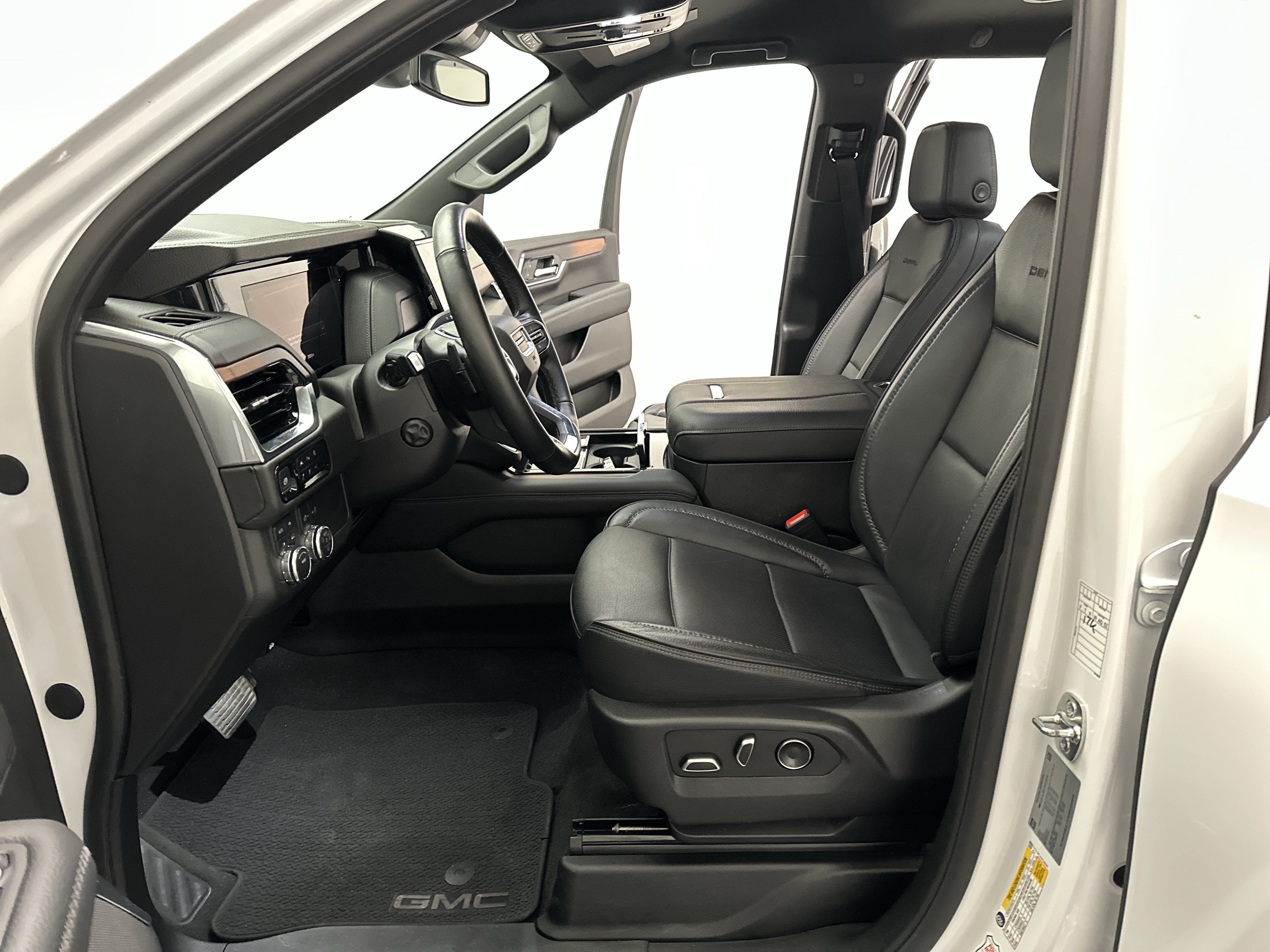 Used 2025 GMC Yukon XL Denali AWD/4WD image 20
