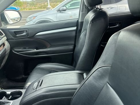 Used 2019 Toyota Highlander XLE AWD/4WD image 3