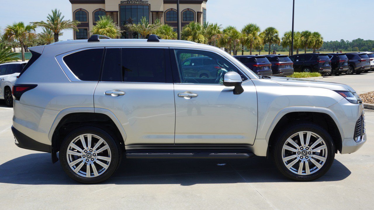 Used 2022 Lexus LX 600 4WD w/ Accessory Package (Z1) image 4