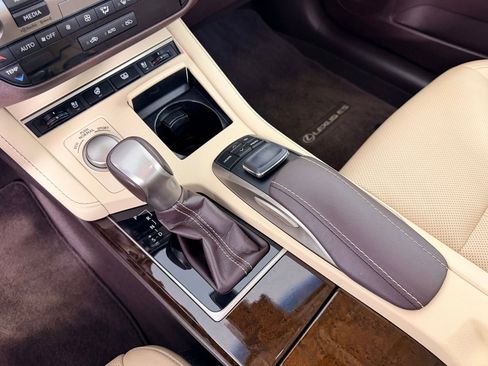 Used 2018 Lexus ES 350 w/ Luxury Package w/Wood Trim FWD image 16
