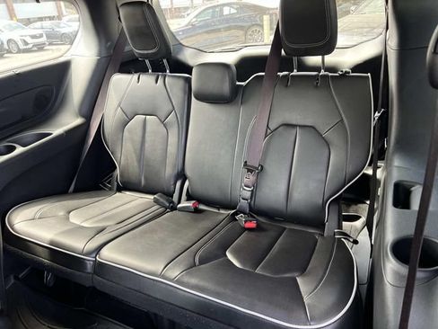Used 2023 Chrysler Pacifica Limited w/ Uconnect Theater Family Group FWD image 15