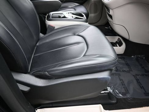 Used 2023 Chrysler Pacifica Touring-L FWD image 42