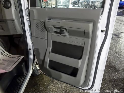 Used 2022 Ford E-350 and Econoline 350 Super Duty image 20