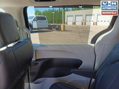 Used 2024 Chrysler Pacifica Touring-L FWD image 16